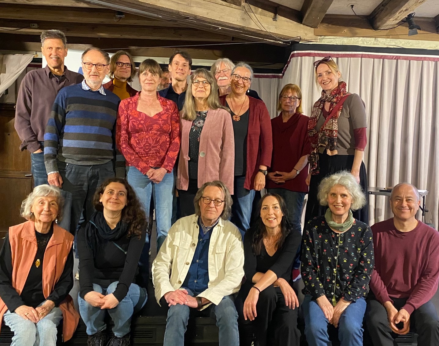 17 Menschen nebeneinander