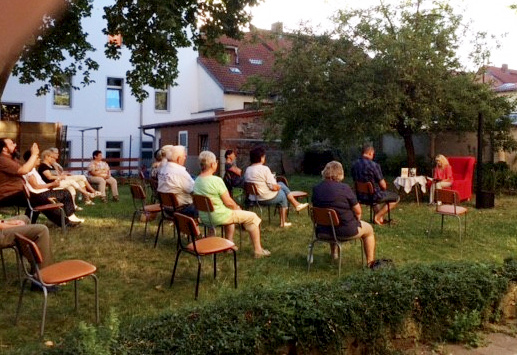 Pfarrgarten mit rotem Sessel. Foto: Privat